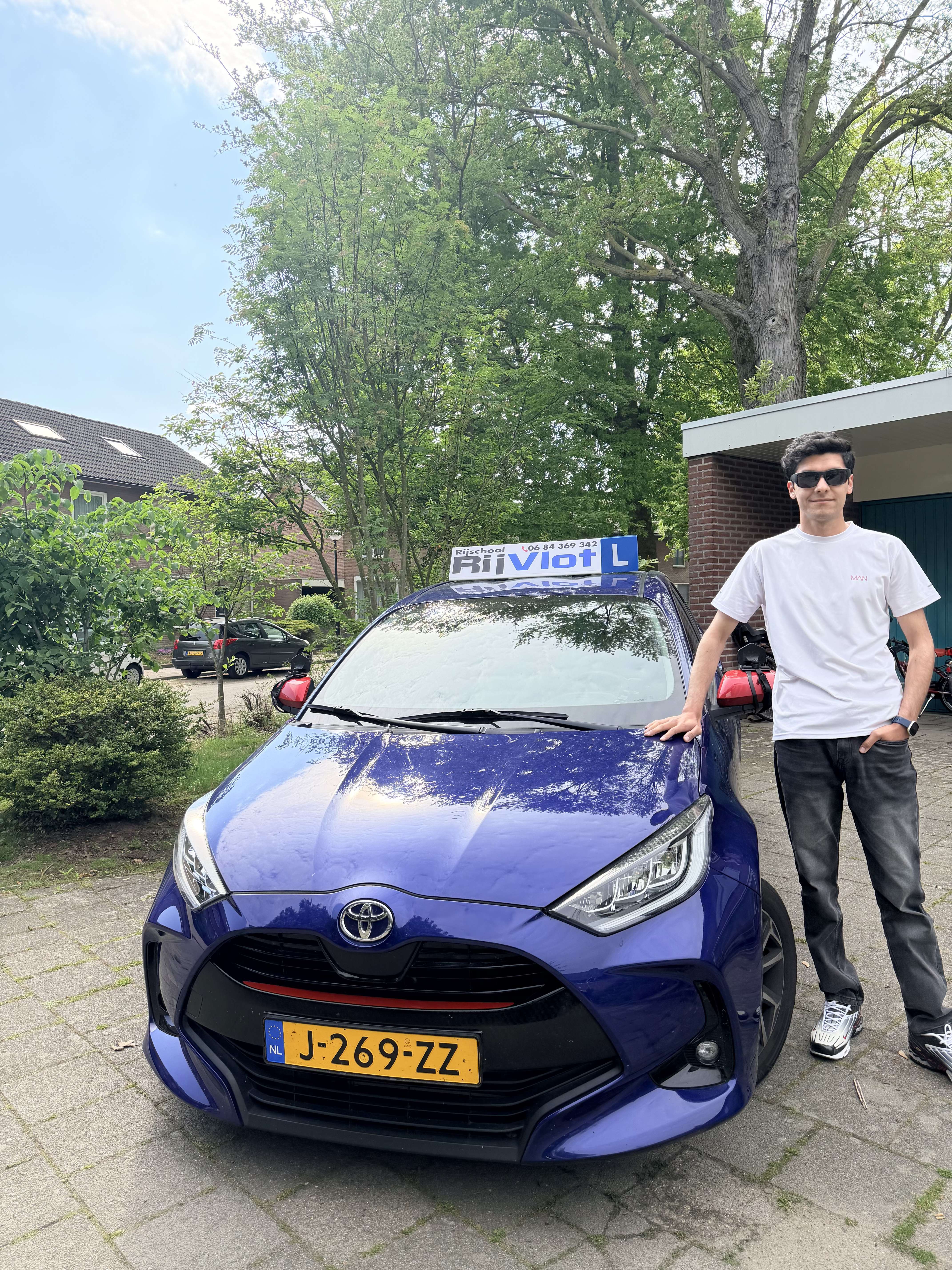 Leerling en instructeur in lesauto